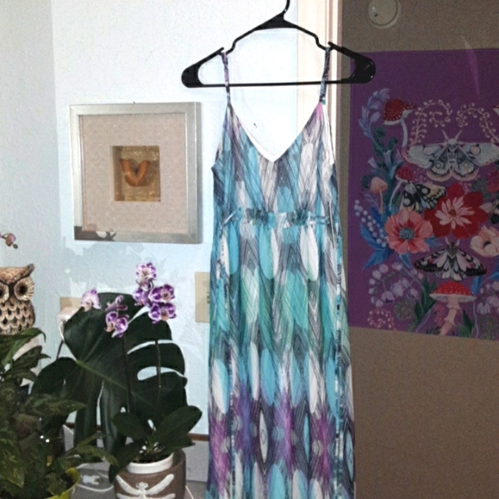 charlie jade Dress: NWT, Small Beautiful geometric pattern, slit up one side
